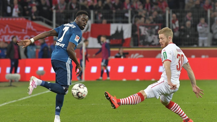 Florian Kainz spielt mit dem 1. FC Köln gegen Khaled Narey und den Hamburger SV.