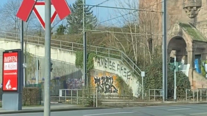 Der Schriftzug Akse Ameise an der Südbrücke in Köln.