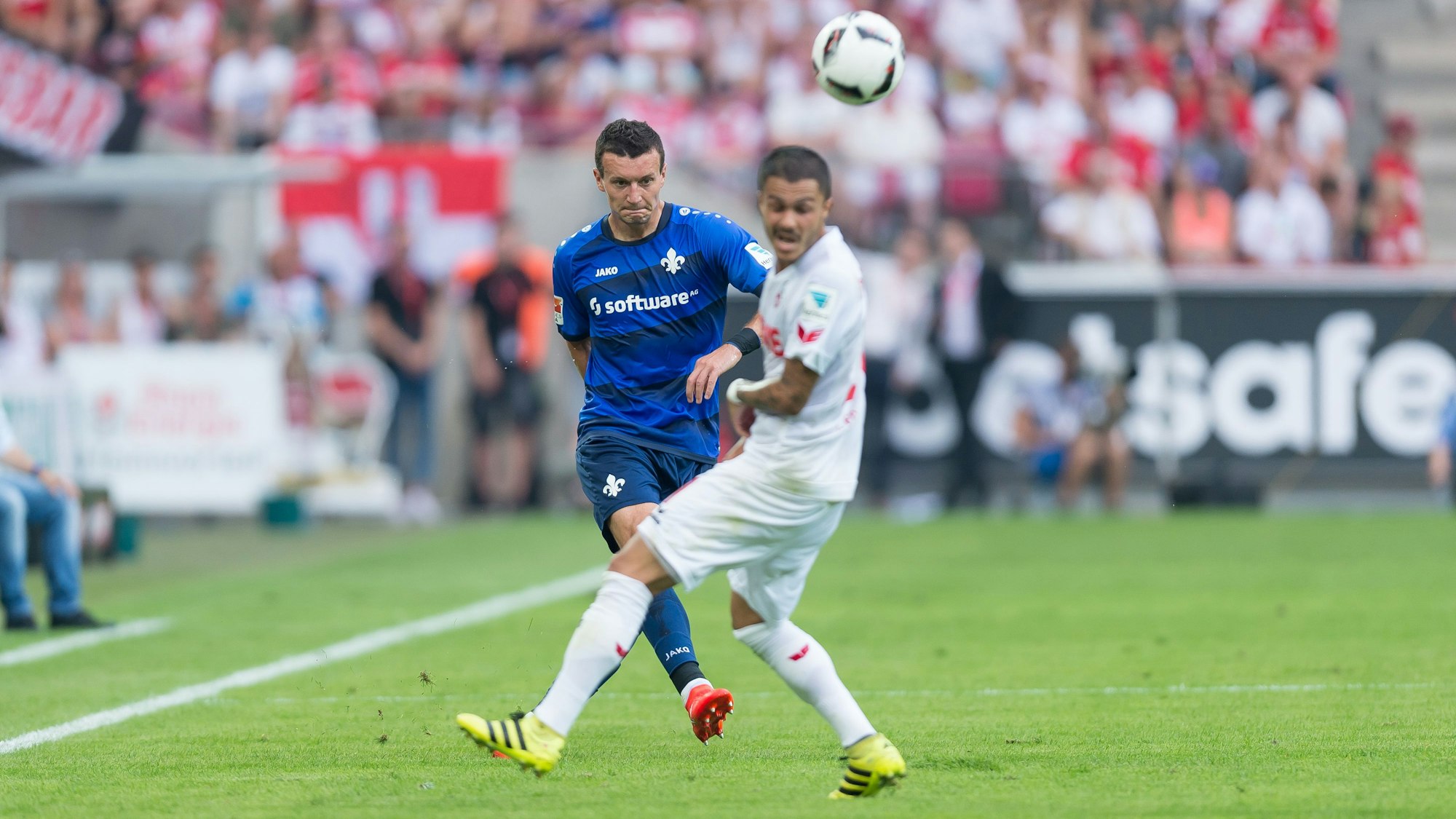 Artem Fedetskyi schießt im Bundesliga-Spiel von Darmstadt 98 gegen den 1. FC Köln den Ball nach vorne.