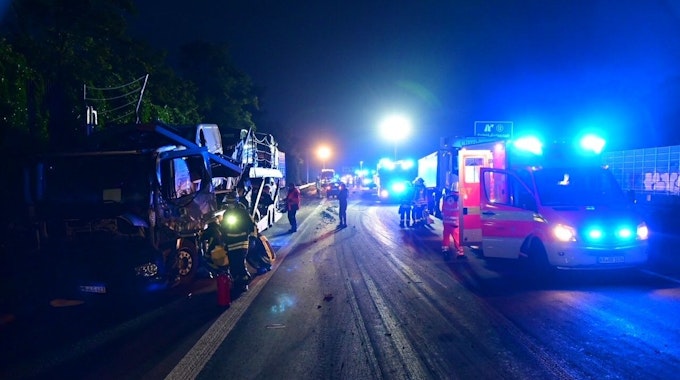 Rettungskräfte mit Blaulicht bei einem Einsatz auf der A57