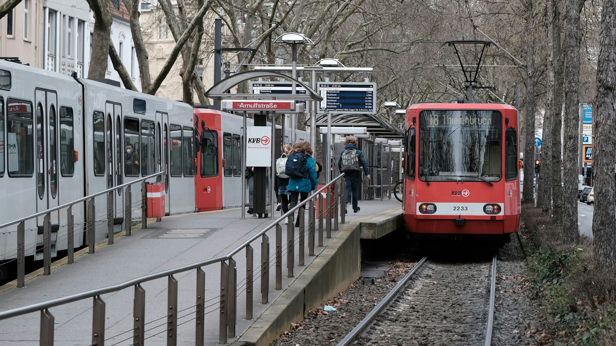 KVB-Bahn der Linie 18 hält an einer Haltestelle in Köln.