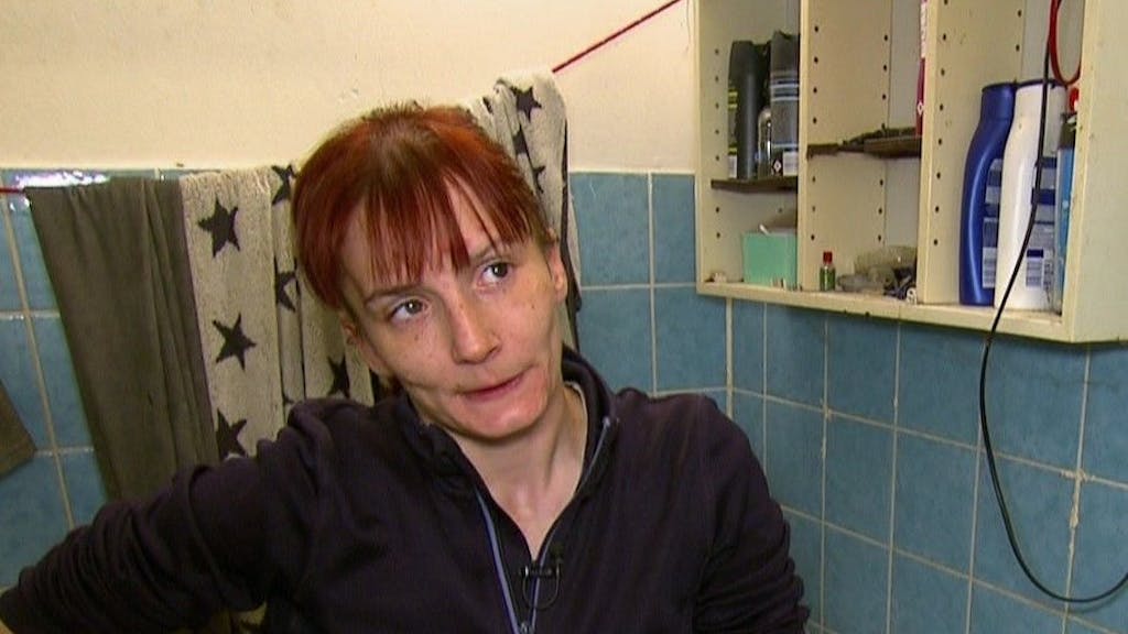 Armes Deutschland: Carola aus Köln lebt mit ihrem Freund in einer Wohnung im Kölnberg. Sie hatte die wahnwitzige Idee, ein Puzzle zu verkaufen...
