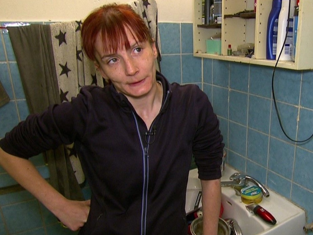 Armes Deutschland: Carola aus Köln lebt mit ihrem Freund in einer Wohnung im Kölnberg. Sie hatte die wahnwitzige Idee, ein Puzzle zu verkaufen...