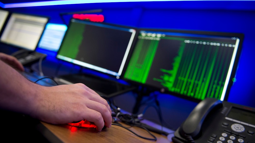 Ein Mitarbeiter von Hewlett Packard arbeitet am 09. Dezember 2014 in Böblingen (Baden-Württemberg) im Cyberabwehrzentrum von HP an einem Computermonitor, auf dem ein Quellcode angezeigt wird.