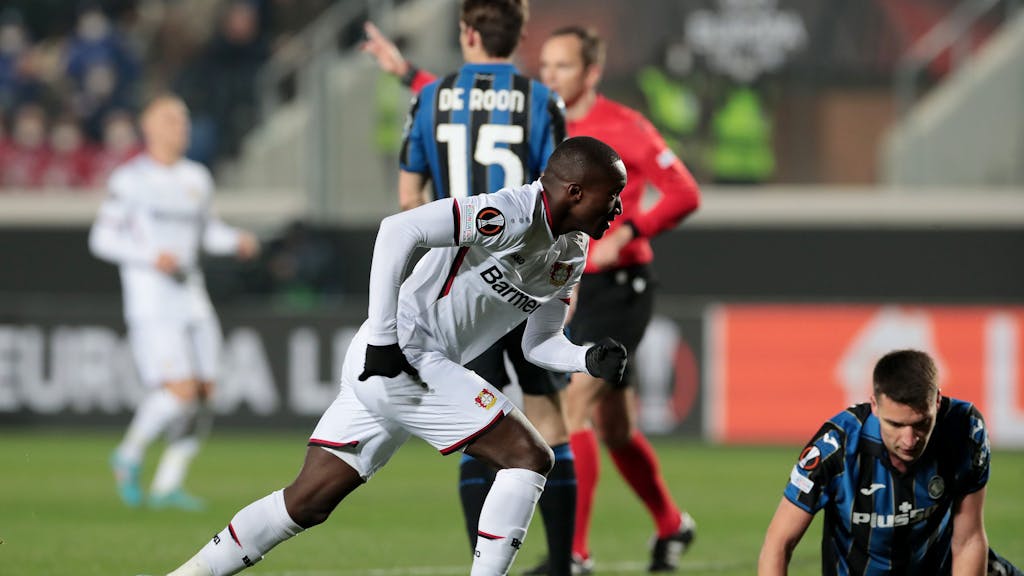 Moussa Diaby will den Ball nach seinem Anschlusstor für Bayer Leverkusen aus dem Netz holen.