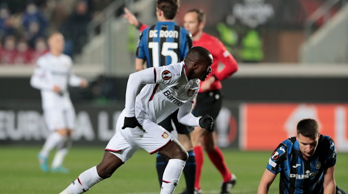 Moussa Diaby will den Ball nach seinem Anschlusstor für Bayer Leverkusen aus dem Netz holen.
