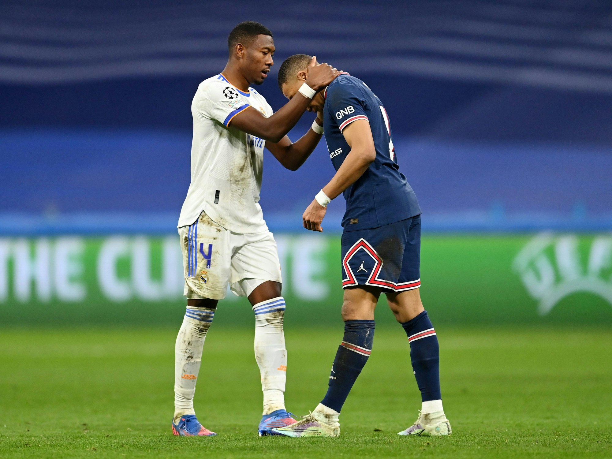 Kylian Mbappé (Paris Saint-Germain) wird von David Alaba (Real Madrid) in den Arm genommen.