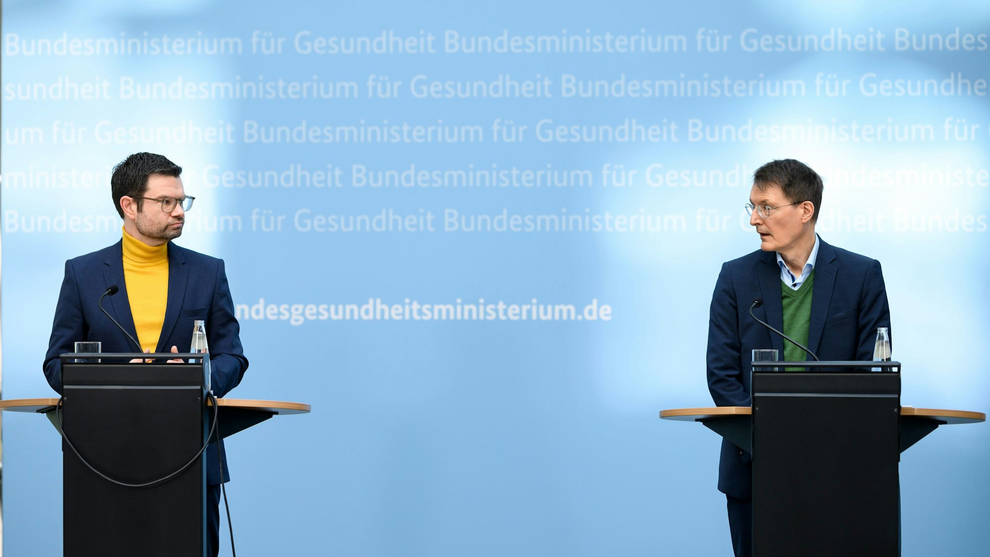 Karl Lauterbach (r, SPD), Bundesminister für Gesundheit, und Marco Buschmann (FDP), Bundesminister der Justiz, äußern sich bei einer Pressekonferenz im Bundesministerium der Gesundheit zur Novelle des Infektionsschutzgesetzes (IFSG).