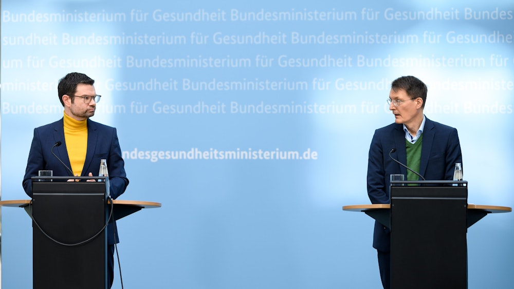 Karl Lauterbach (r, SPD), Bundesminister für Gesundheit, und Marco Buschmann (FDP), Bundesminister der Justiz, bei einer Pressekonferenz im März.