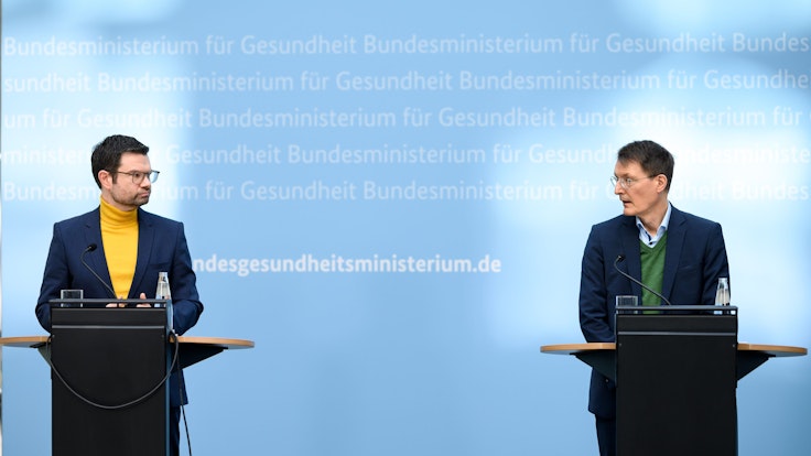 Karl Lauterbach (r, SPD), Bundesminister für Gesundheit, und Marco Buschmann (FDP), Bundesminister der Justiz, bei einer Pressekonferenz im März.