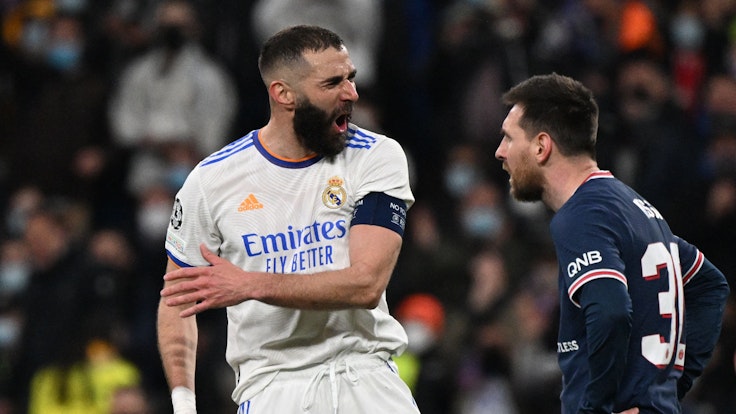 Während Karim Benzema über seinen Hattrick für Real Madrid jubelt, stemmt Lionel Messi von Paris Saint-Germain enttäuscht die Arme in die Hüften