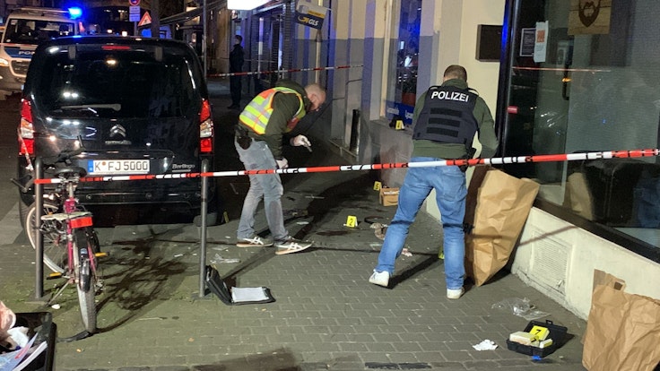 Am Donnerstagabend ist es an der Taunusstraße in Köln zu einer Schießerei gekommen. Die Polizei war im Großeinsatz.