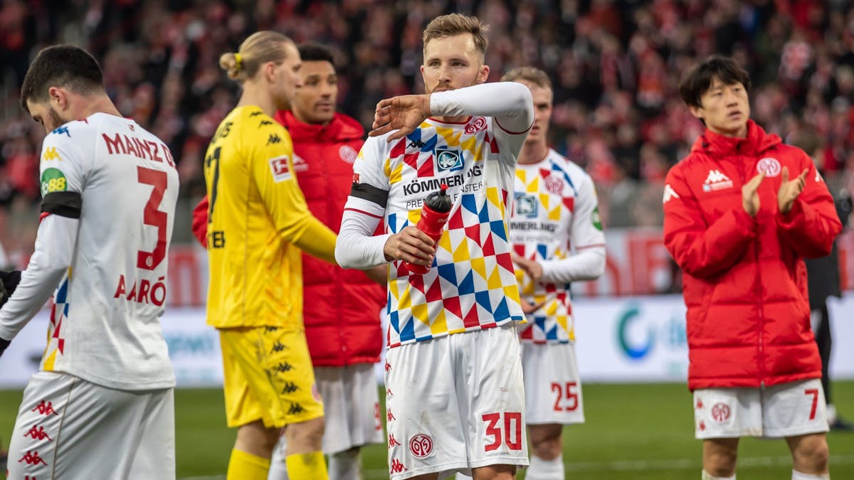 Die Spieler von Mainz 05 stehen bei ihrem bislang letzten Bundesliga-Spiel bei Union Berlin auf dem Rasen.