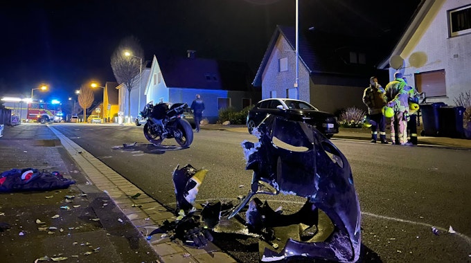 Ein zerstörtes Motorrad steht auf einer Straße in Hiddenhausen.