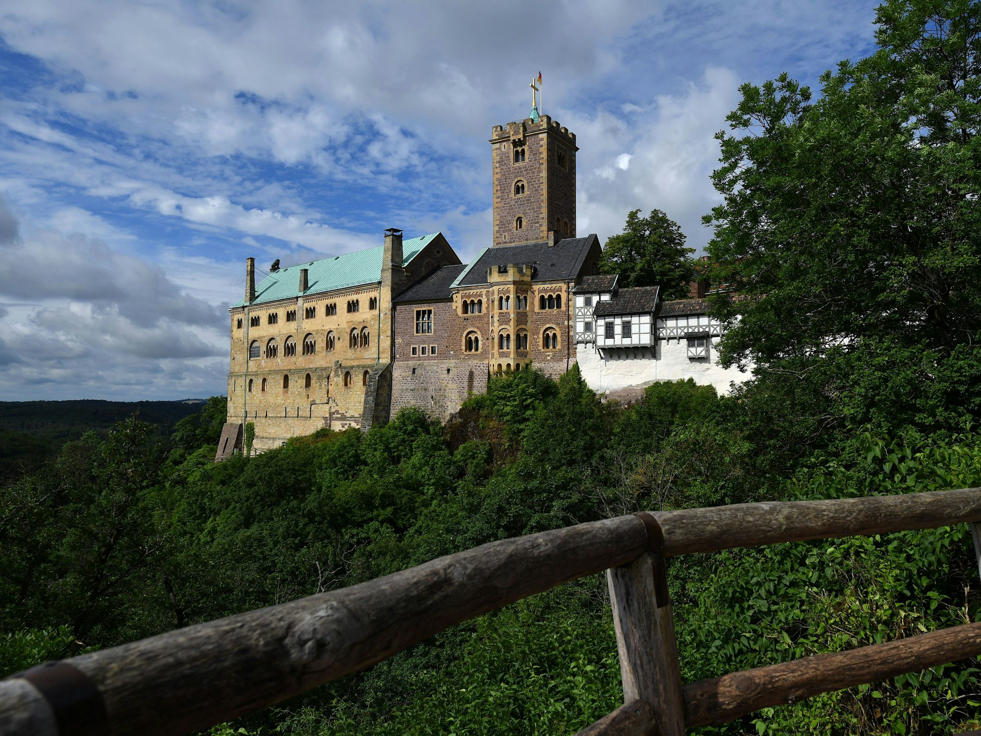Eine bekannte Sehenswürdigkeit in Thüringen ist die Wartburg.