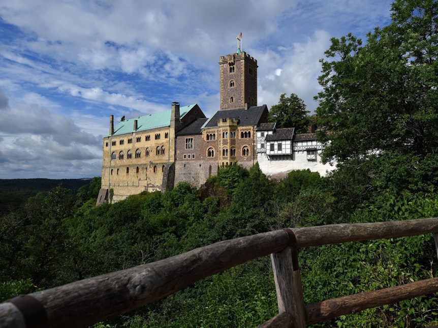 Eine bekannte Sehenswürdigkeit in Thüringen ist die Wartburg.