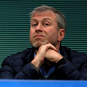 Roman Abramowitsch, Besitzer des FC Chelsea, schaut von der Tribüne aus zu.