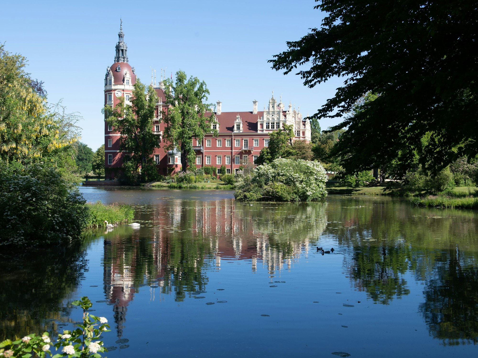 Das im Jahr 1520 erbaute Schloss im Fürst-Pückler-Park gehört zu Deutschlands schönsten Schlössern.