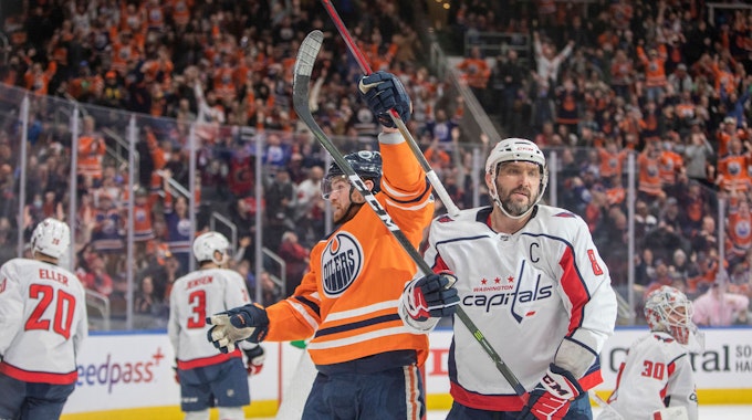 Washington Capitals-Russe Alex Owetschkin (r.) wurde auf dem Eis ausgebuht von den Oilers-Fans.