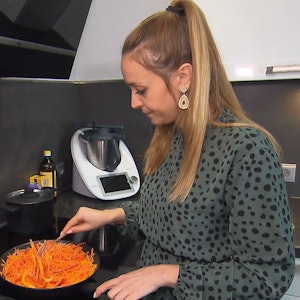Die "Das Perfekte Dinner"-Kandidatin Regina steht im März 2022 in ihrer Küche in Bielefeld