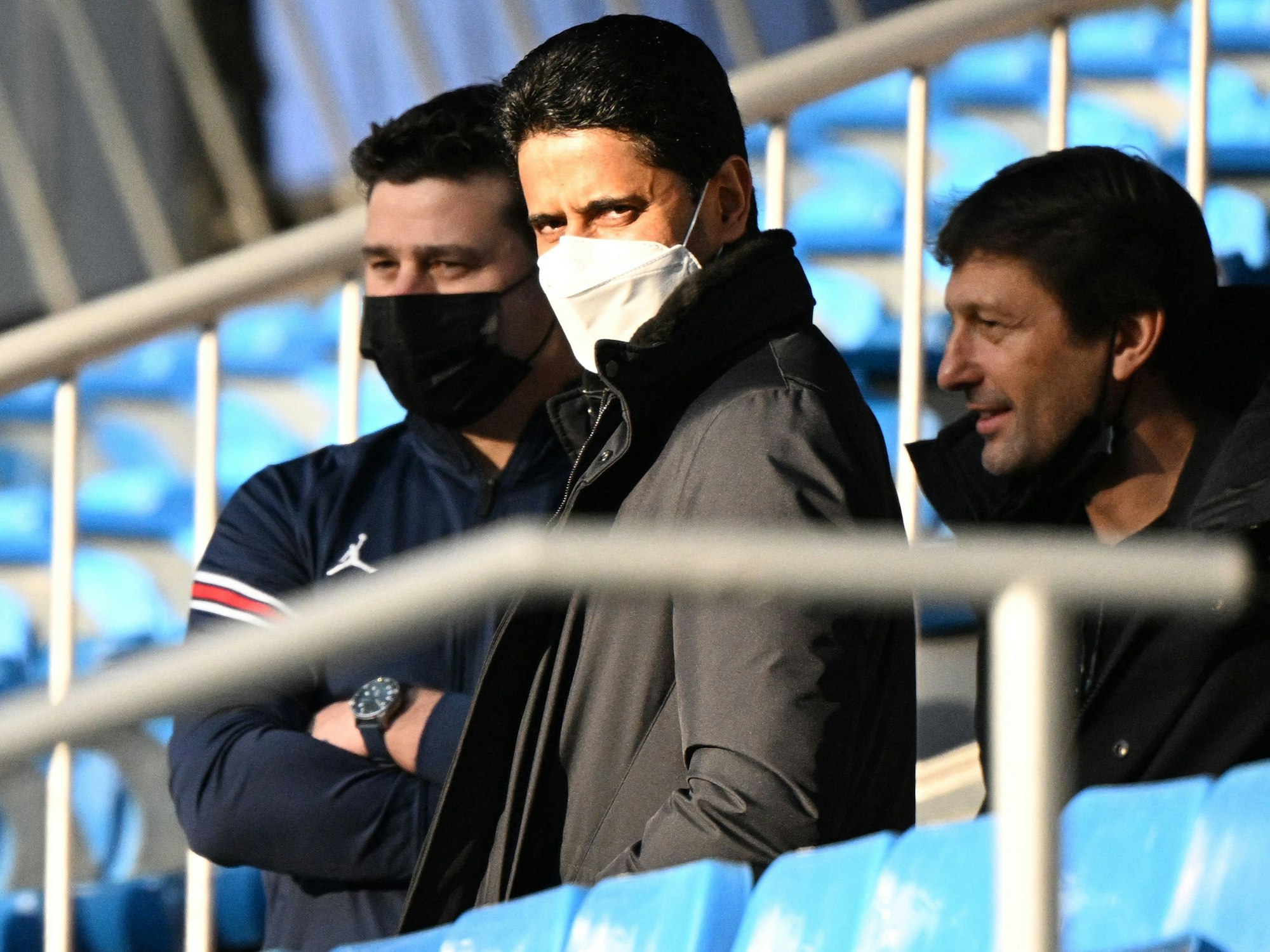 Mauricio Pochettino (l), Nasser Al-Khelaifi und Leonardo (r) im Bernabeu-Stadion.