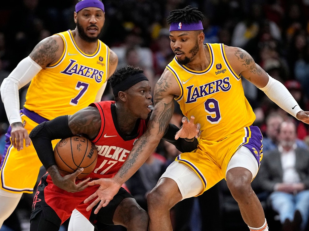 NBA-Zweikampf zwischen Los Angeles Lakers' Kent Bazemore (9) Houston Rockets' Dennis Schröder (17).