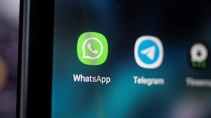 Auf dem Bildschirm eines Smartphones sieht man das Logo der Messenger-App Whatsapp und Telegram.