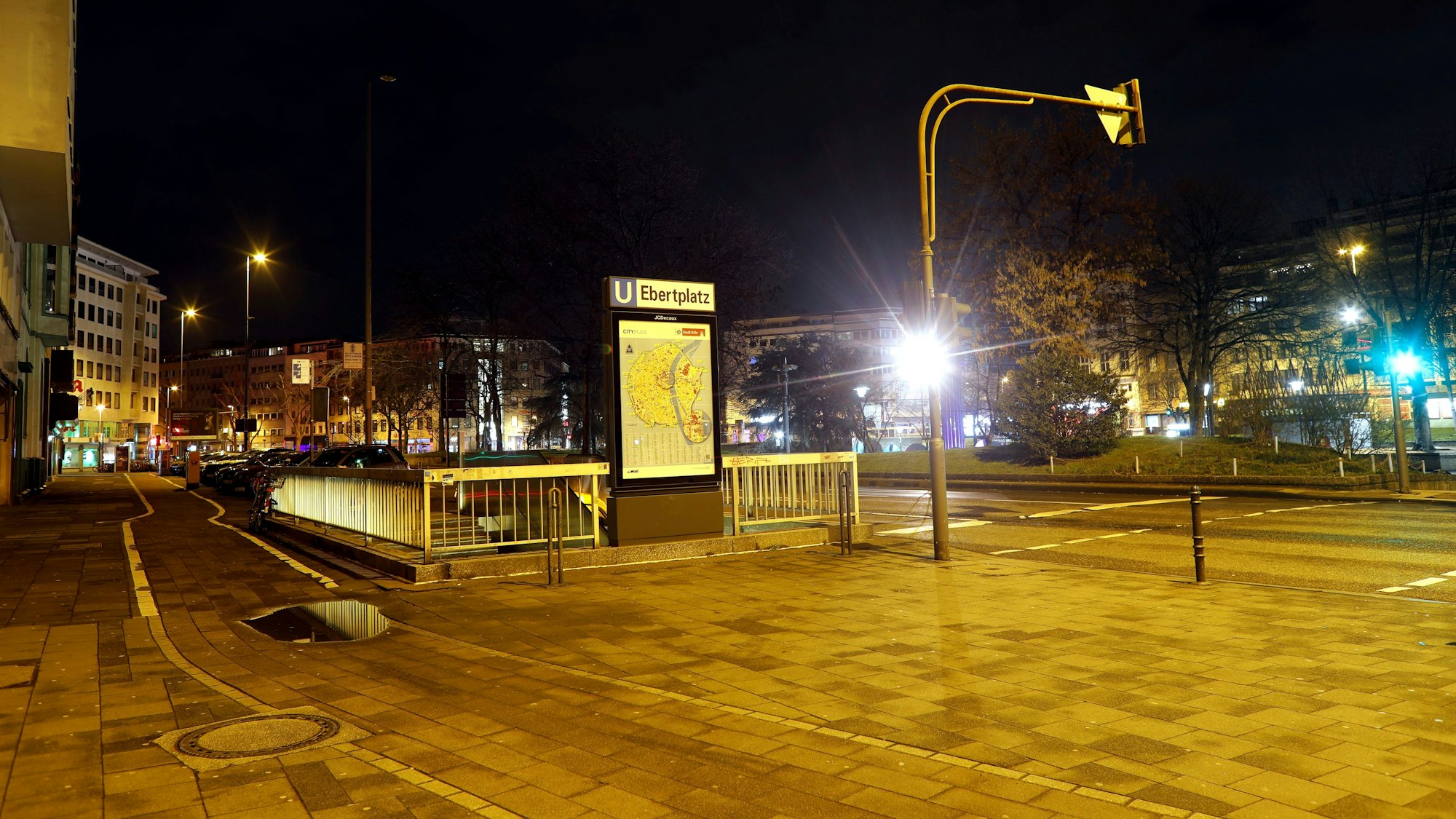 U-Bahn-Schild am Ebertplatz in Köln in der Nacht.