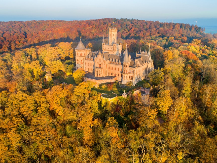Eins der schönsten Schlösser Deutschlands ist das neugotische Schloss Marienburg.