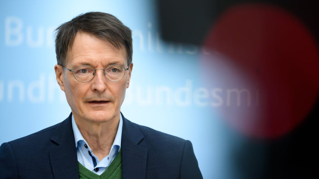 Karl Lauterbach (SPD), Bundesminister für Gesundheit, äußert sich bei einer Pressekonferenz mit Bundesjustizminister Buschmann im Bundesministerium der Gesundheit Novelle des Infektionsschutzgesetzes (IFSG).
