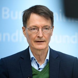 Karl Lauterbach (SPD), Bundesminister für Gesundheit, äußert sich bei einer Pressekonferenz mit Bundesjustizminister Buschmann im Bundesministerium der Gesundheit Novelle des Infektionsschutzgesetzes (IFSG).