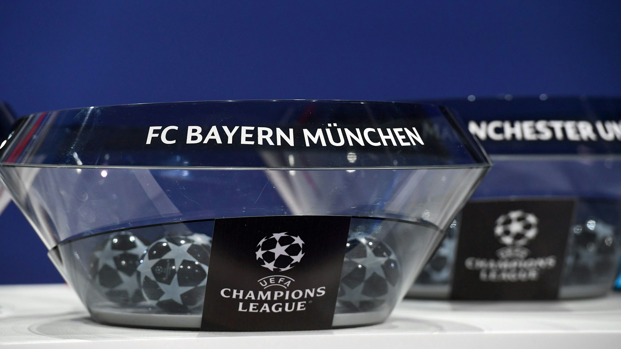 Der Lostopf für Bayern München steht bereit für die zweite Auslosung.