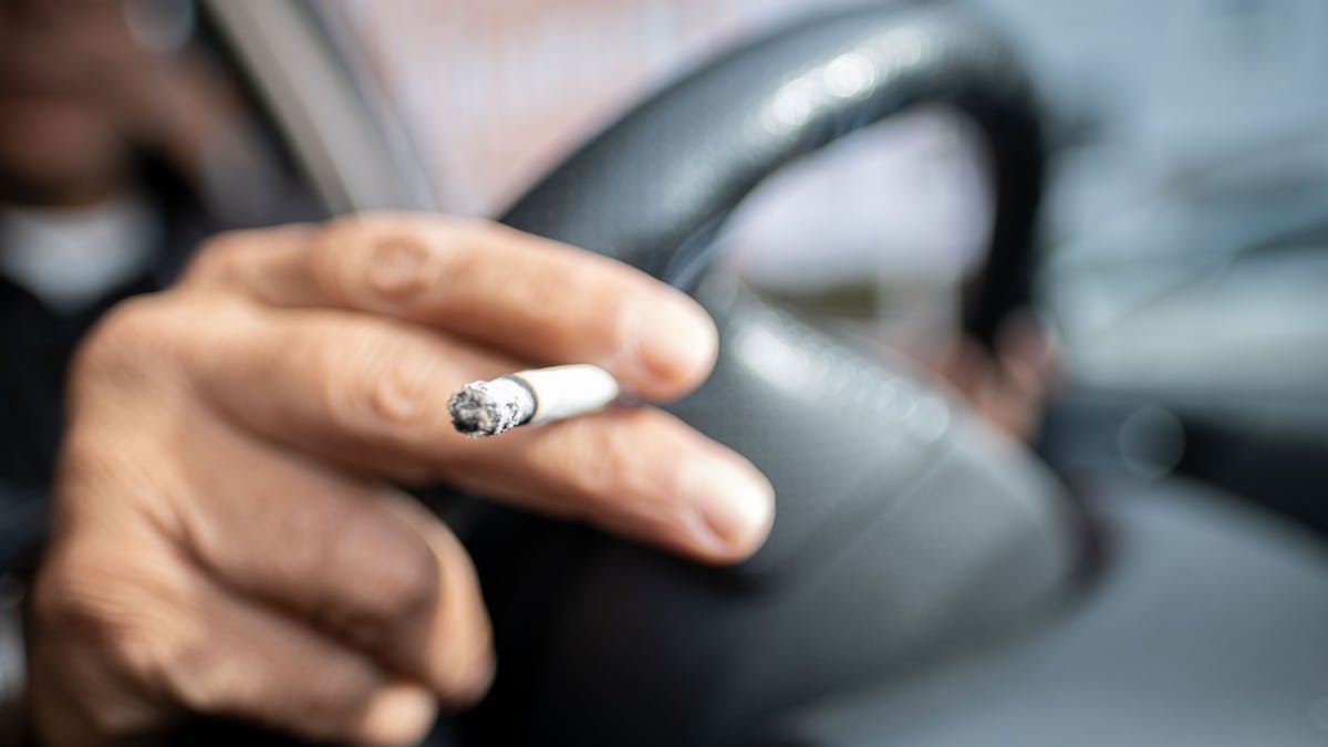 Rauchverbot im Auto: Mit gesundheitsschädlichem Passivrauchen von Kindern in Autos soll nach dem Willen mehrerer Bundesländer Schluss sein.
