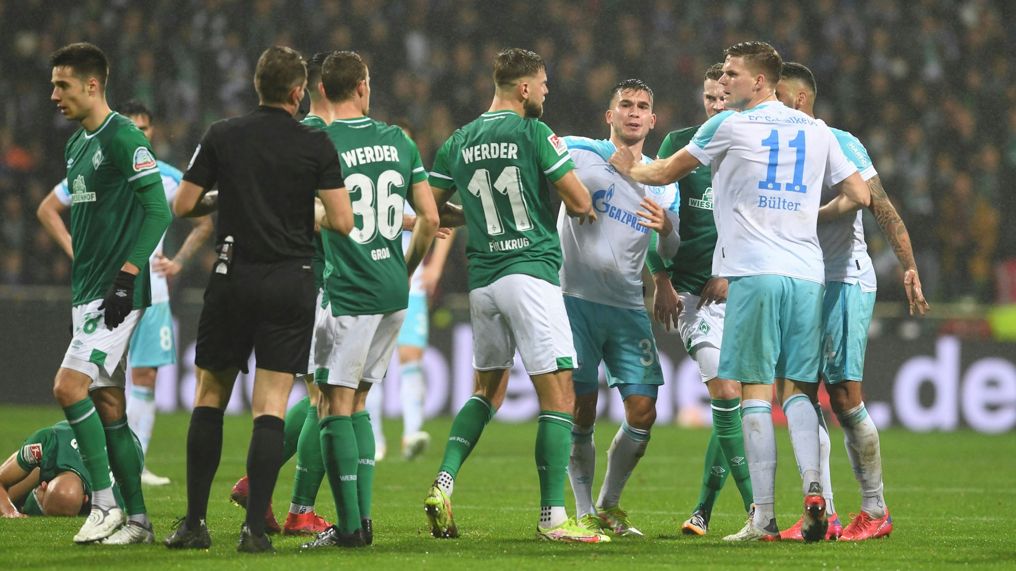 Nach einem Foul an Werders Ömer Toprak gibt es eine Auseinandersetzung zwischen den Spielern, vor allem Werders Niclas Füllkrug (M)und Schalkes Marius Bülter (r).