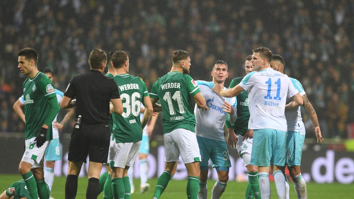 Nach einem Foul an Werders Ömer Toprak gibt es eine Auseinandersetzung zwischen den Spielern, vor allem Werders Niclas Füllkrug (M)&nbsp;und Schalkes Marius Bülter (r).