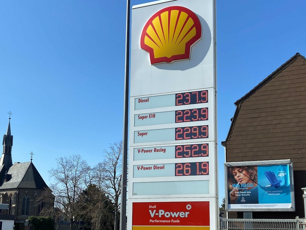 Spritpreise bei der Shell auf der Kölnerstraße in Porz-Ensen