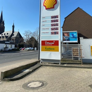 Spritpreise bei der Shell auf der Kölnerstraße in Porz-Ensen