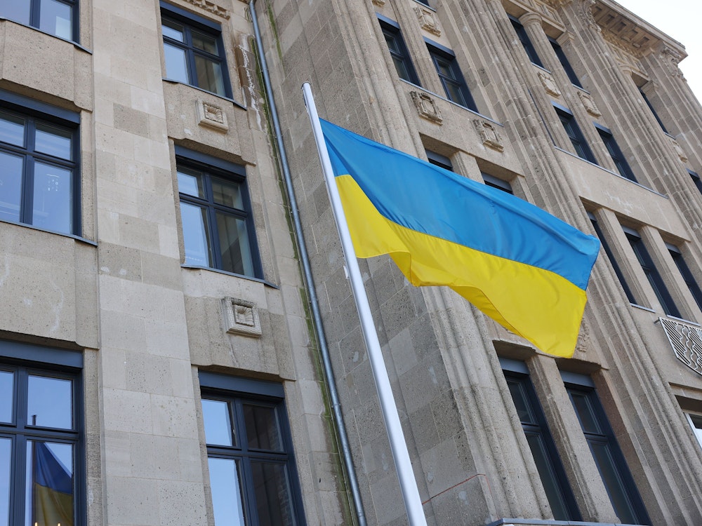 Vor der Staatskanzlei in Düsseldorf weht die ukrainische Fahne.