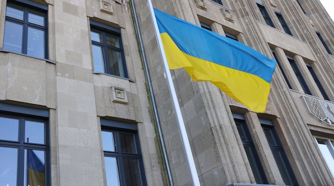 Vor der Staatskanzlei in Düsseldorf weht die ukrainische Fahne.