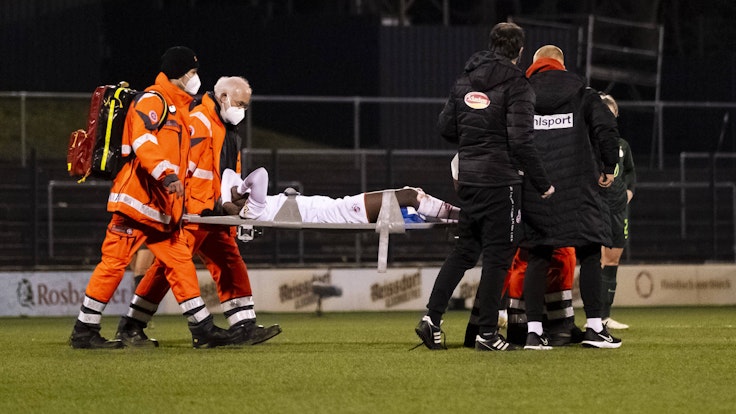 Eunice Beckmann (1. FC Köln) liegt verletzt auf der Trage.