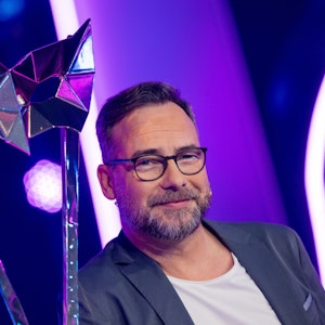 Matthias Opdenhövel, Moderator, steht in der Prosieben-Show "The Masked Dancer" auf der Bühne.
