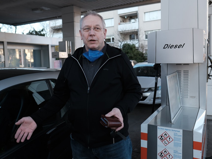 Autofahrer Alexander J. beim Tanken an einer Kölner Tankstelle.