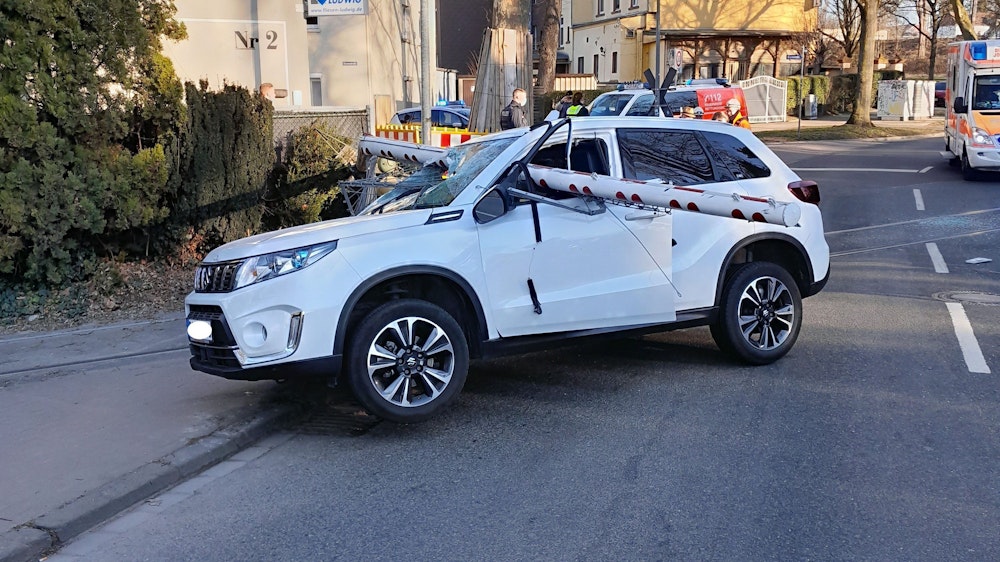 An einem Bahnübergang in Bochum ist dieses Auto einer 61-Jährigen von einer Bahnschranke durchbohrt worden. Der Unfall ereignete sich laut Polizeiangaben am Dienstagmorgen (8. März 2022).