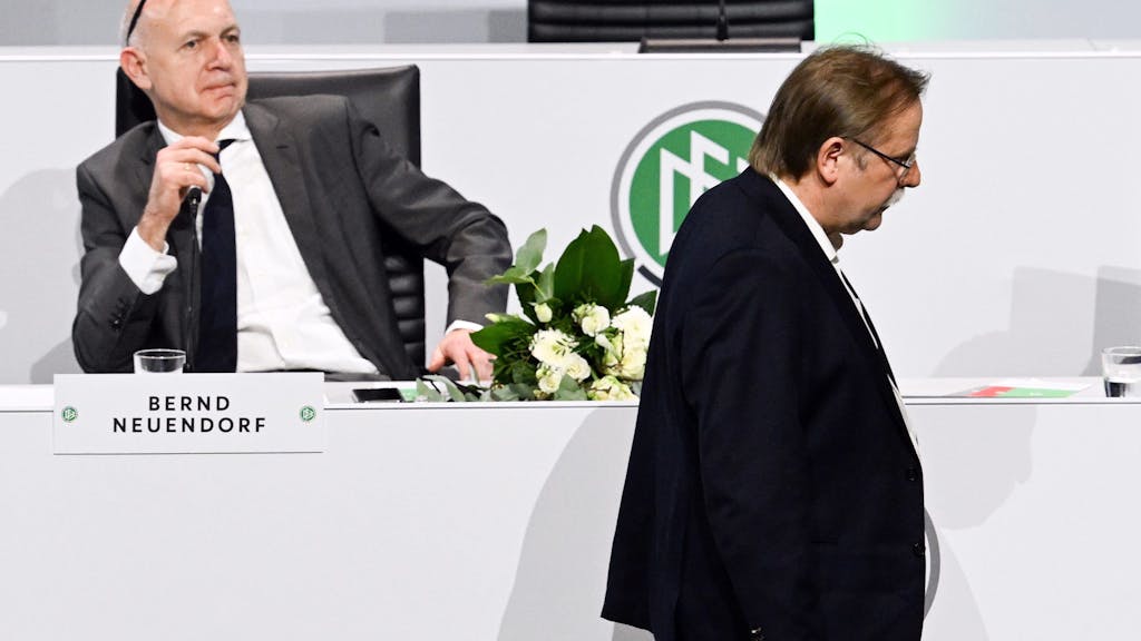 Rainer Koch, Kandidat für das Amt eines Vizepräsidenten, geht an Bernd Neuendorf, DFB-Präsident, vorbei.