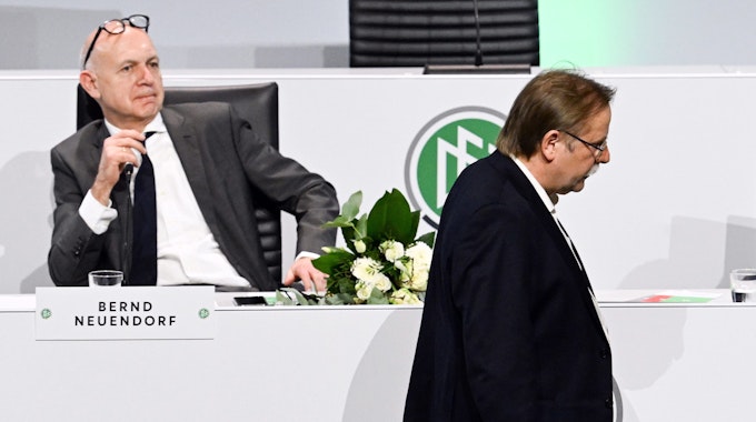 Rainer Koch, Kandidat für das Amt eines Vizepräsidenten, geht an Bernd Neuendorf, DFB-Präsident, vorbei.