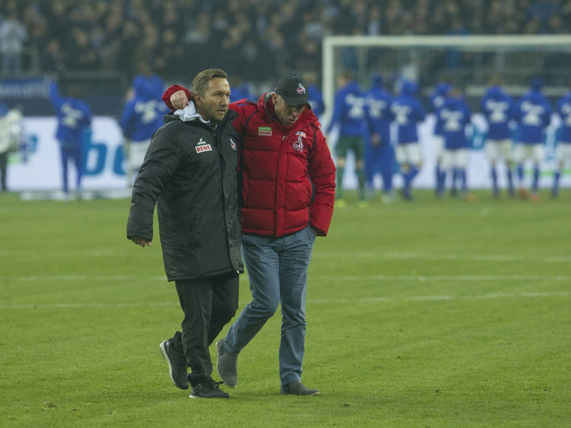 Nach einem Remis auf Schalke gehen Manfred Schmid und Peter Stöger über den Rasen