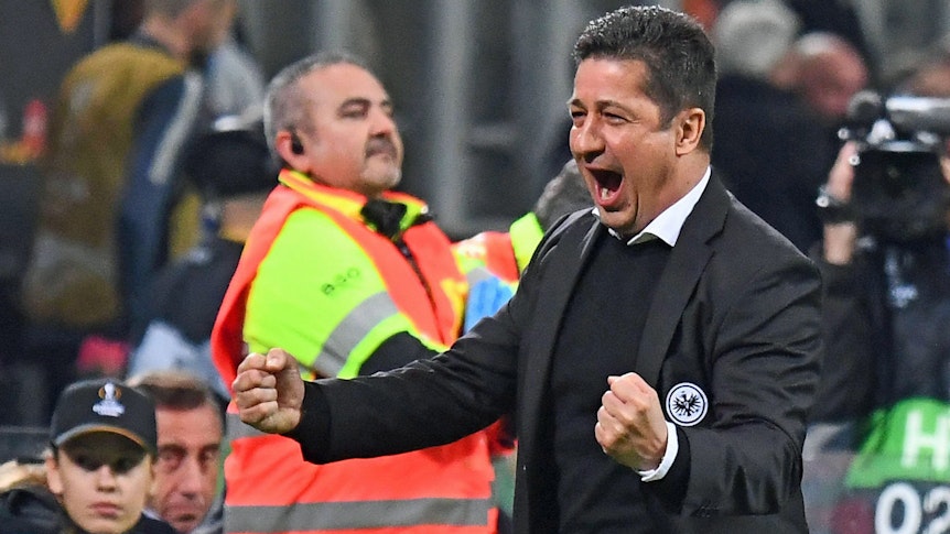 Trainer Christian Peintinger schreit seine Freude heraus! Als Vertreter von Adi Hütter coachte der Österreicher Eintracht Frankfurt am 14. März 2019 im Europapokal zu einem 1:0-Sieg bei Inter Mailand. Peintinger ballt die Fäuste.