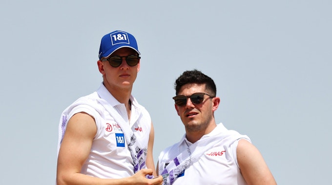 Mick Schumacher (Team Haas) zeigt in Bahrain seine Muskeln.