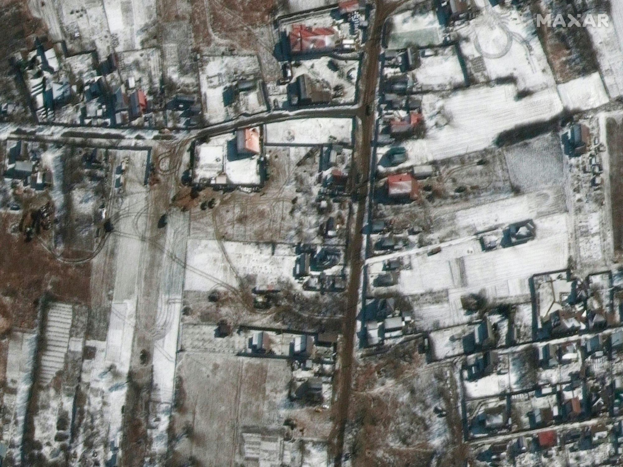 Dieses Satellitenfoto von Maxar zeigt Truppen und Militärfahrzeuge, die am Donnerstag (10. März) in Ozera, Ukraine, nordöstlich des Antonov Flughafens stationiert sind.