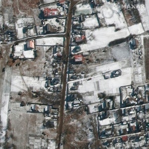 Dieses Satellitenfoto von Maxar zeigt Truppen und Militärfahrzeuge, die am Donnerstag (10. März) in Ozera, Ukraine, nordöstlich des Antonov Flughafens stationiert sind.